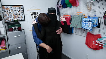 Teen caught shoplifting in hijab confronts officer about her crime